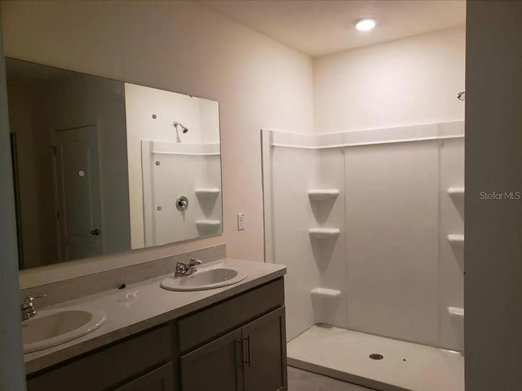 4 bed, 2.0 bath, 1828 sqft, $2,400 — Photo 3
