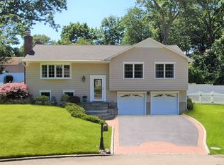 3 Oakcrest Ct, East Northport, NY 11731