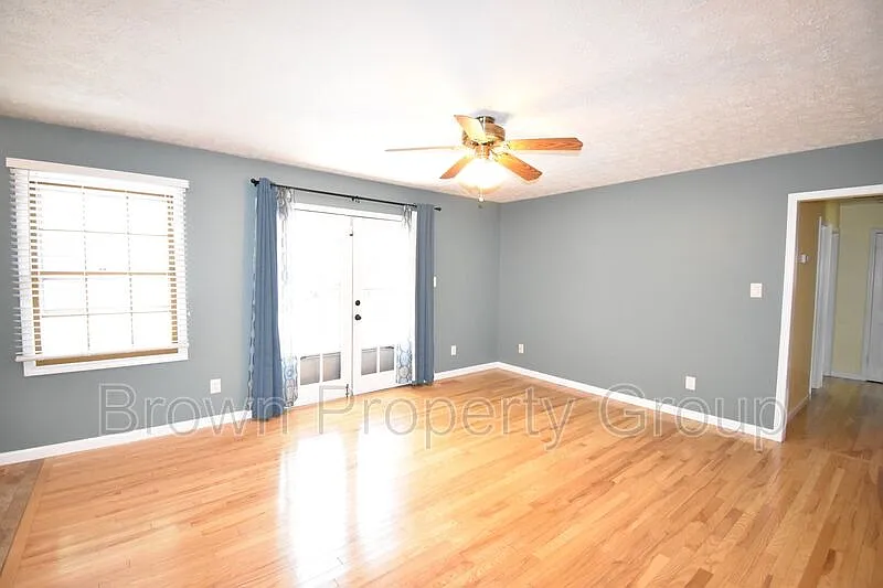 3 bed, 1.5 bath, 1304 sqft, $1,495 — Photo 4