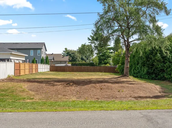 9 Doris Ave, Ottawa, ON K1T 3W8