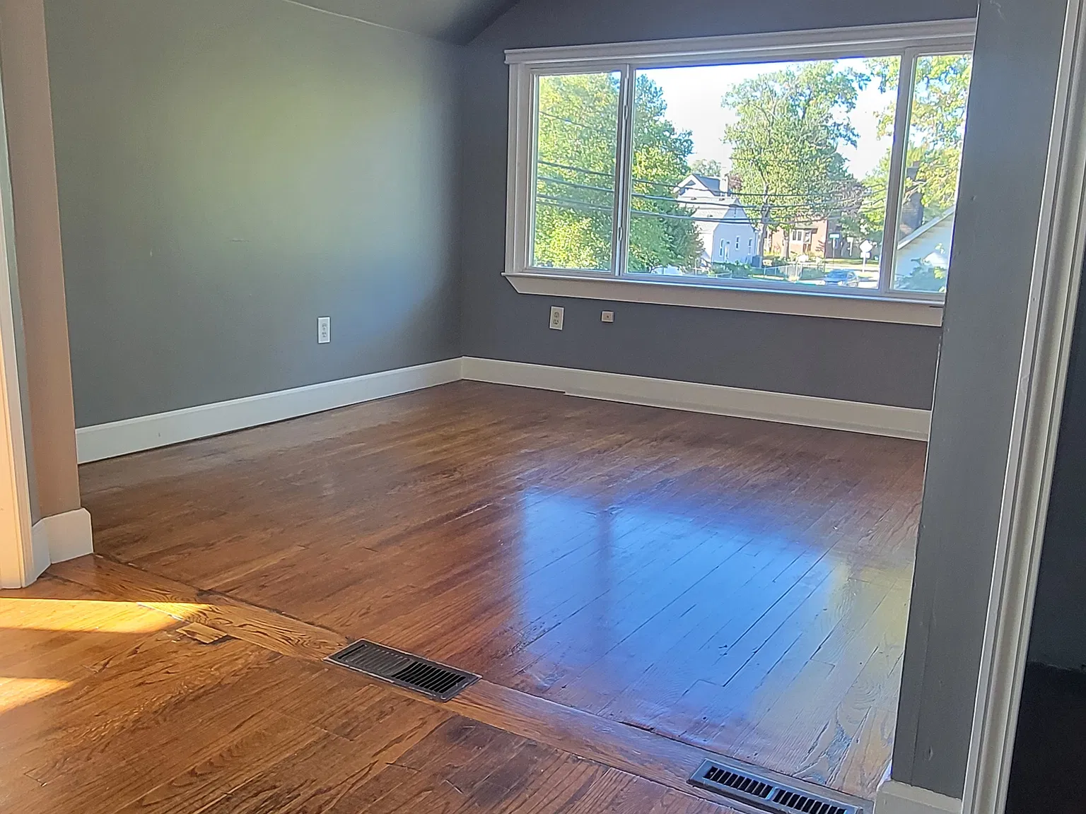 387 Albany St — Photo 3