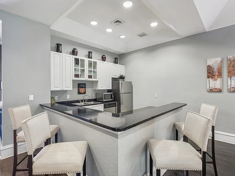 Weston Oaks Apartments — Photo 9