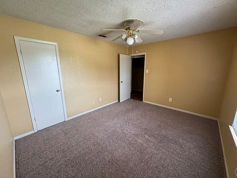 2208 Hunt Dr — Photo 10