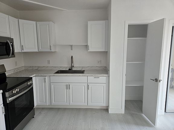 5th image of 9641 Tudor Ave #B