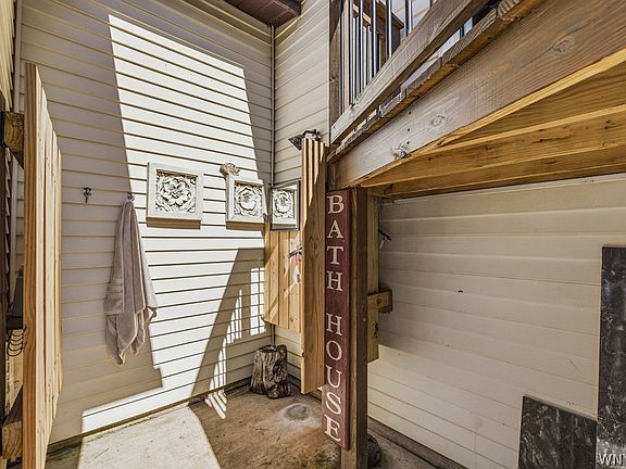 5th image of 3089 N Creek Rd