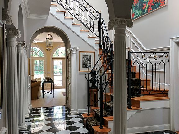 Foyer(entry is to the right)