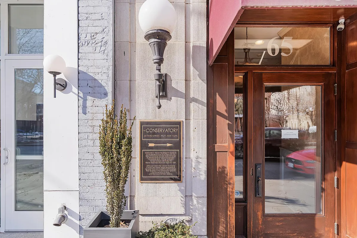 Building Photo - 65 3rd St #504