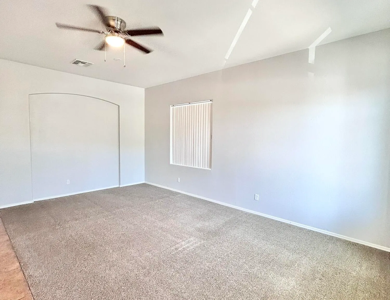 4 bed, 2.0 bath, 2198 sqft, $1,900 — Photo 4