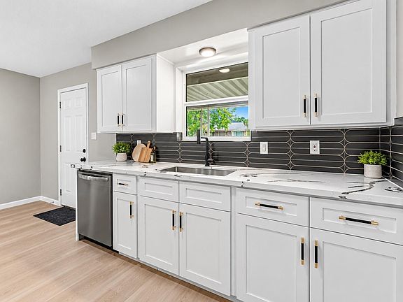 5th image of 5039 Briscoe St