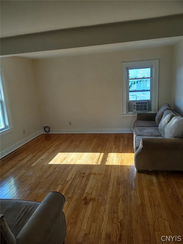 3 bed, 1.0 bath, 2658 sqft, $1,950 — Photo 2