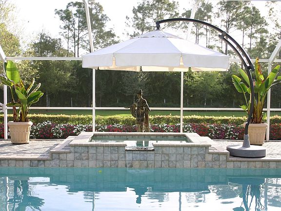 Heated pool & spa/screened