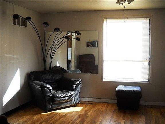 3rd image of 811 13th Ave S