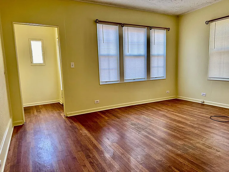 405 E Elm St — Photo 10