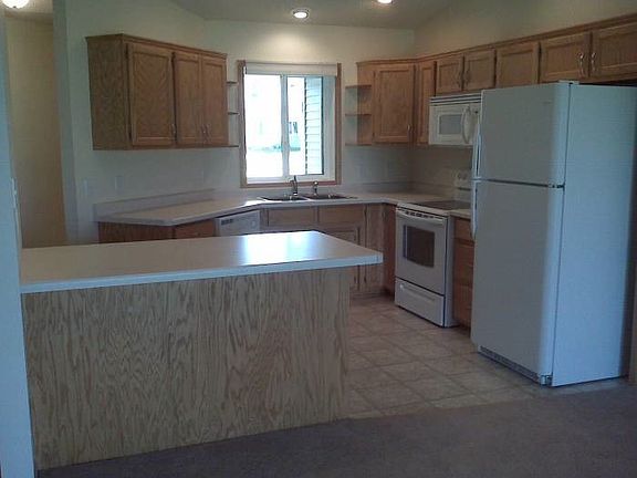 Nice open kitchen w/brkfs