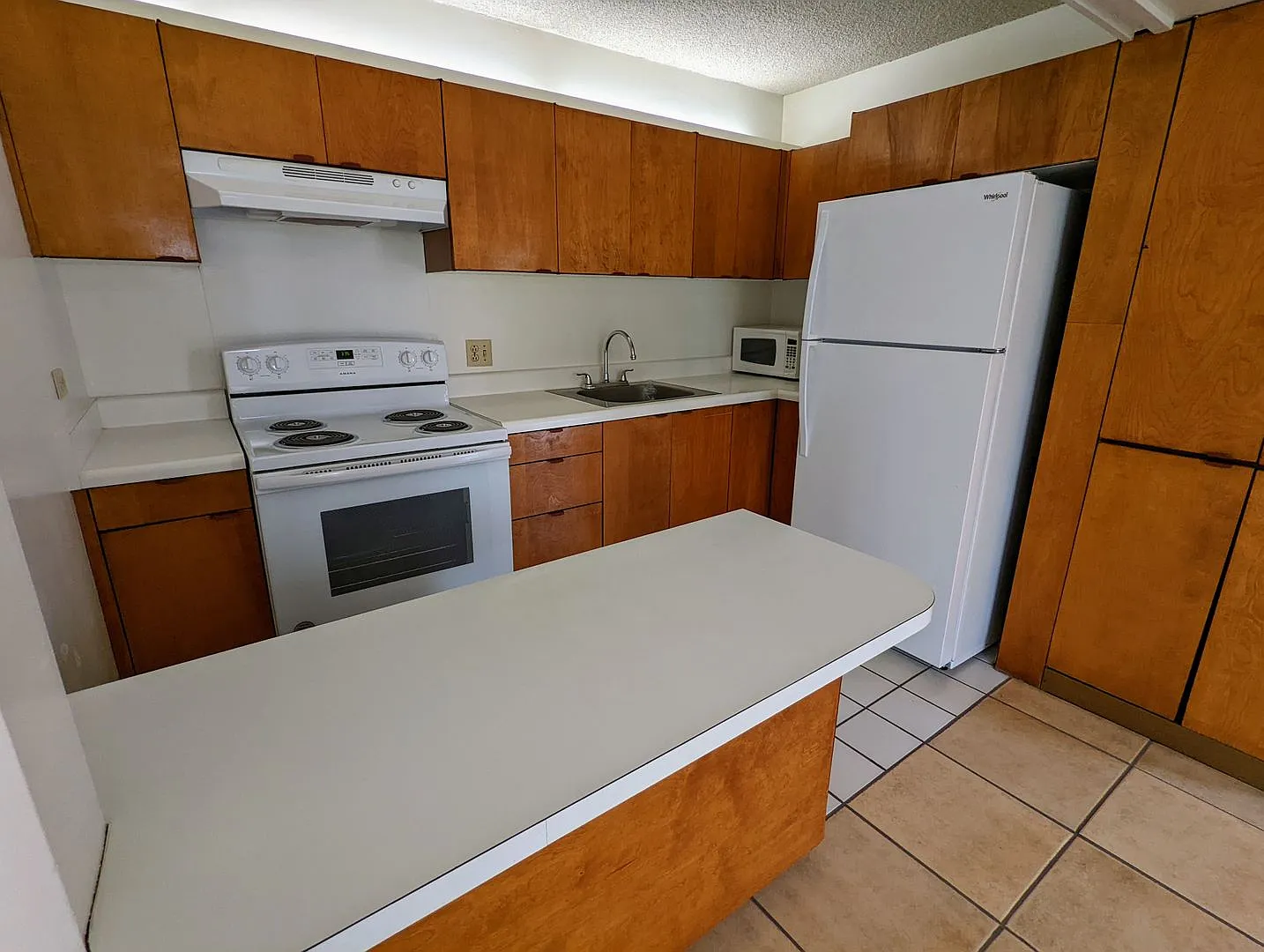 Convenient Makiki 2-bed, 1-bath, 2 parking, Near Punahou, UH Manoa, Kapiolani Hospital — Photo 1