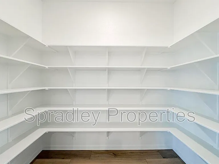 2716 Fox River Dr — Photo 10