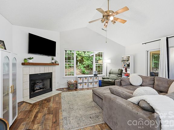 5th image of 51 Sunview Cir