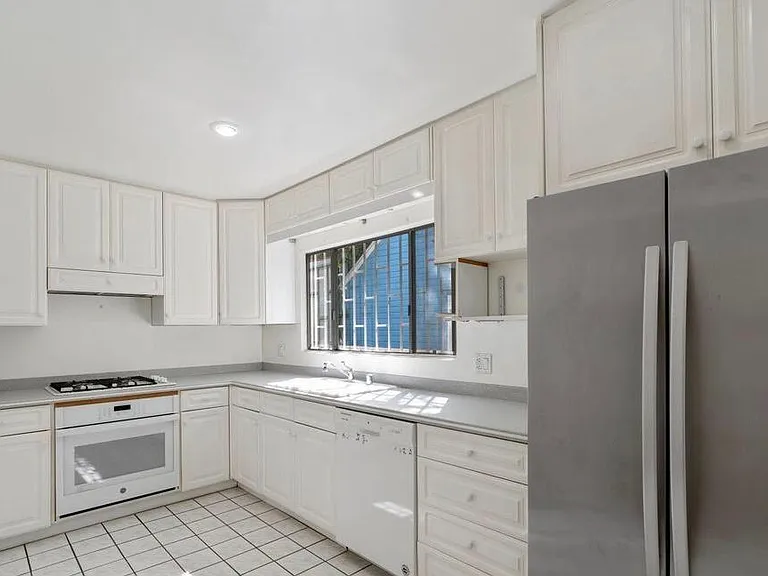 417 N Windsor Blvd — Photo 5