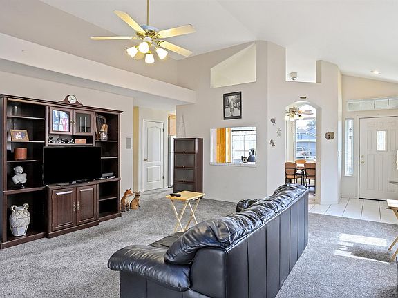 2nd image of 2031 Zoe Ln
