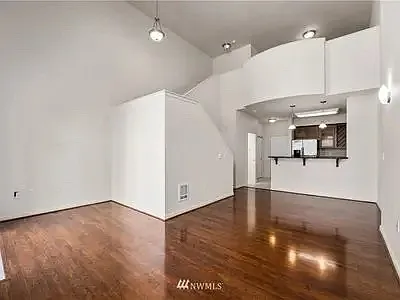 1 bed, 1.5 bath, 1001 sqft, $1,800 — Photo 4