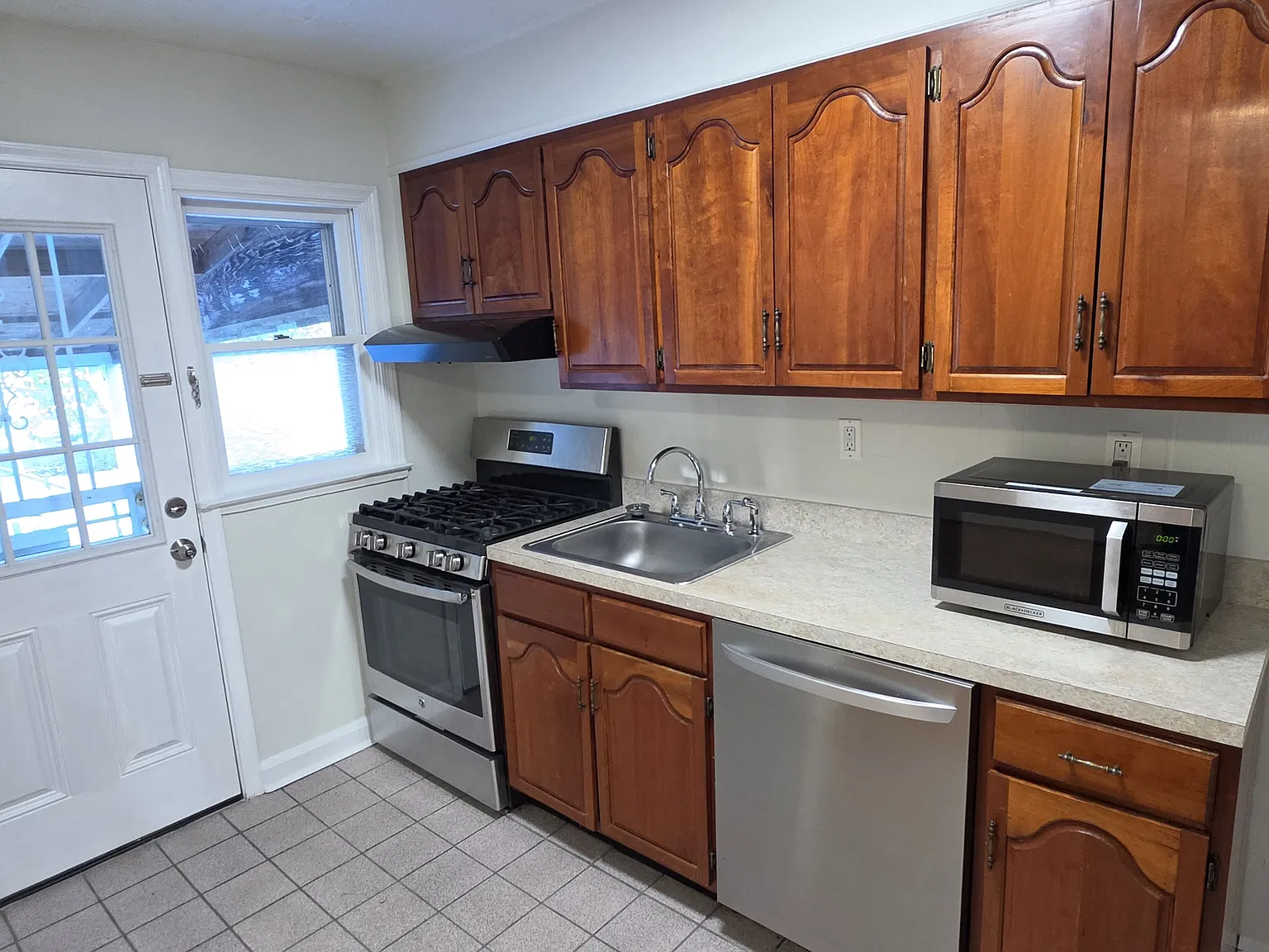 Simply Beatiful 3BR TH! — Photo 3