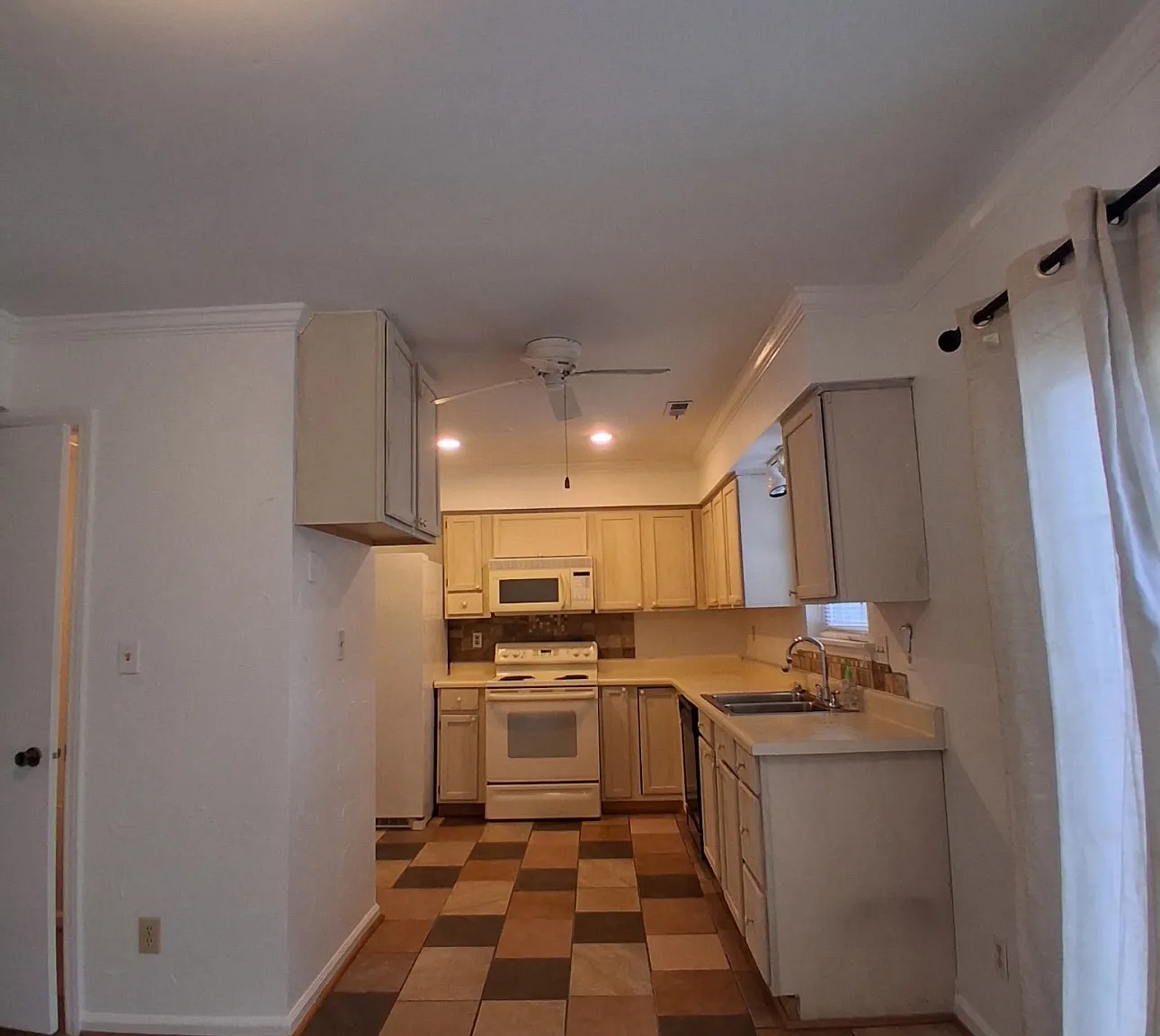 3 bed, 1.5 bath, 1261 sqft, $1,800 — Photo 1