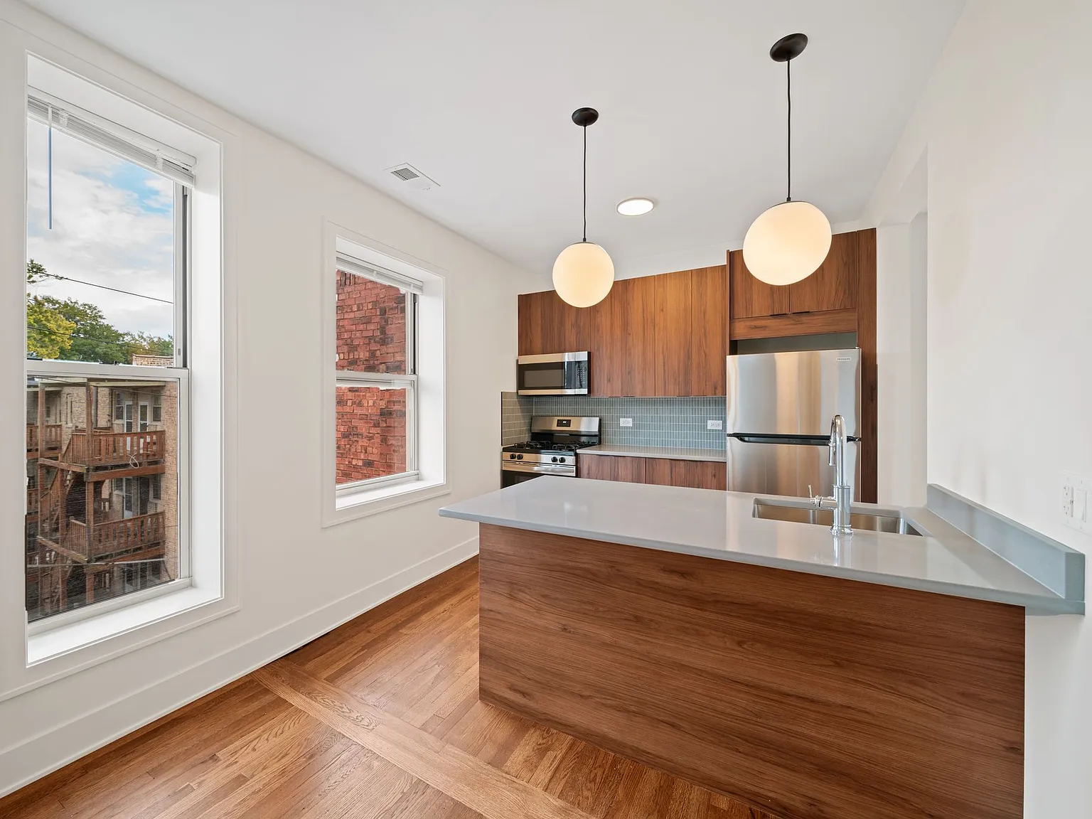 4035 N Kedvale Ave — Photo 3