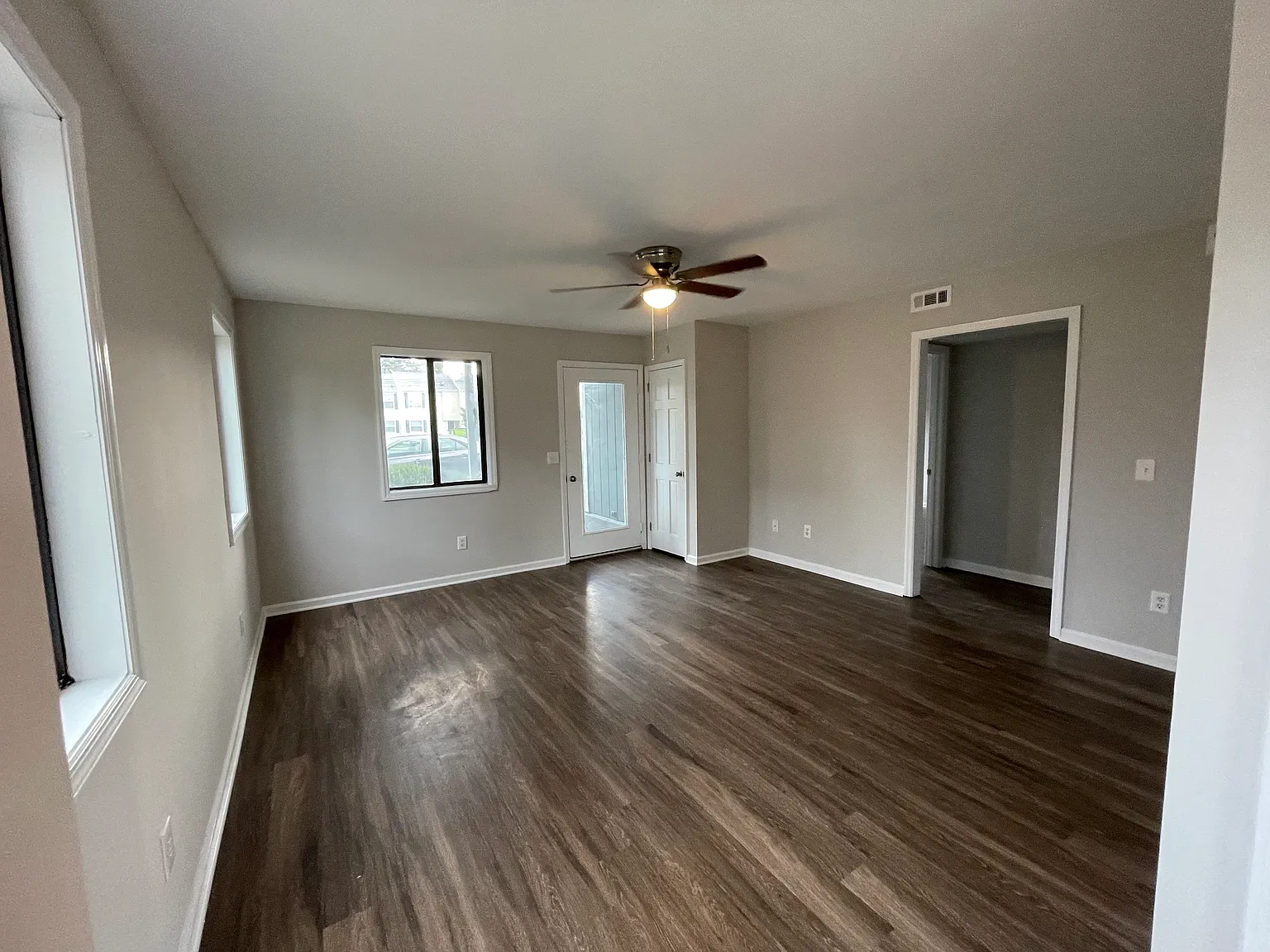 Updated 2 bedroom with 2 bathroom end unit condo! — Photo 3