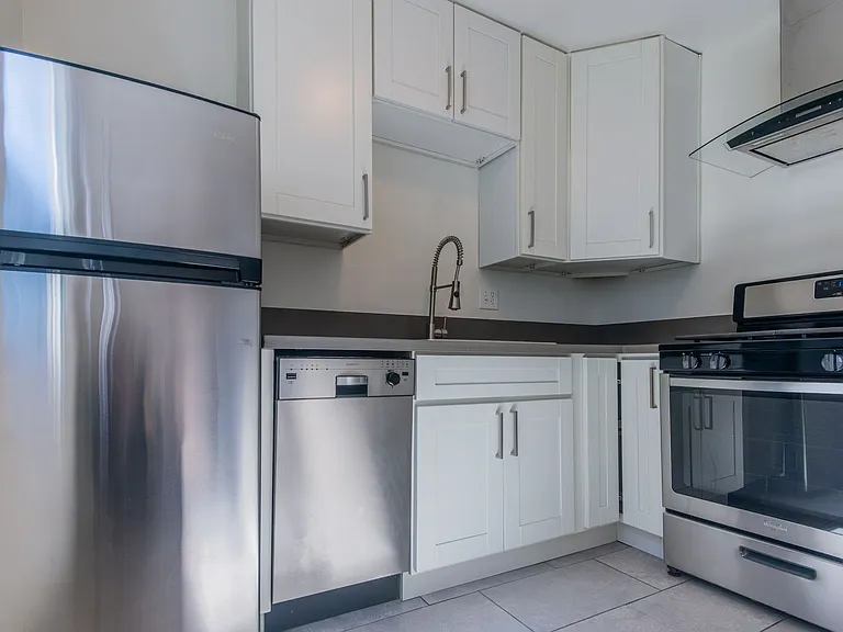 1743 La Brea Residences — Photo 10