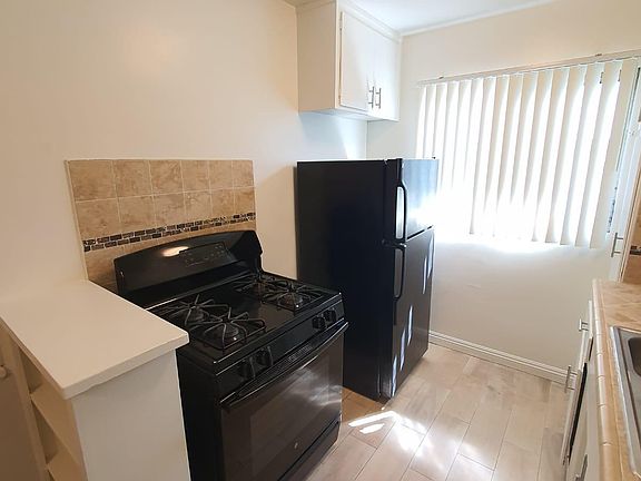 5th image of 121 N Mariposa Ave APT 11