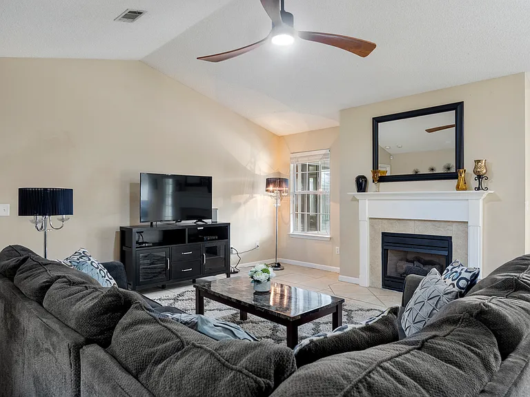 909 Catskill Ln — Photo 14