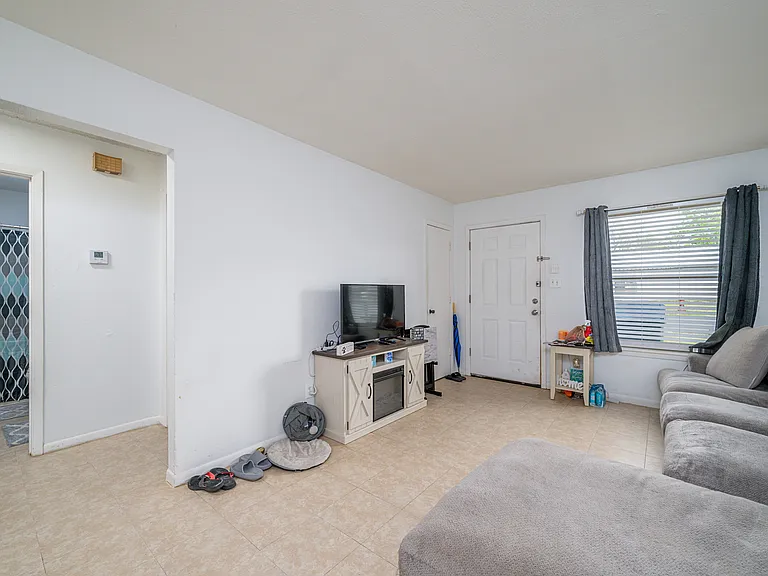 607 Canada St — Photo 3