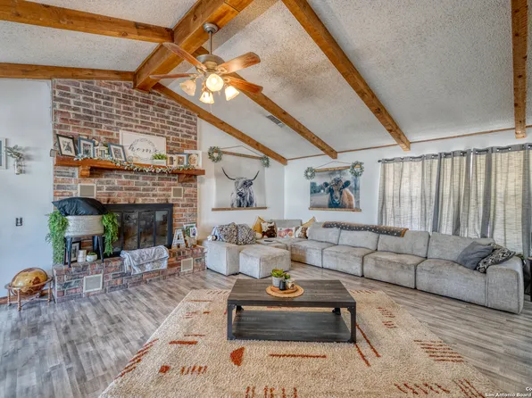 36 Pecan Dr, Leakey, TX 78873