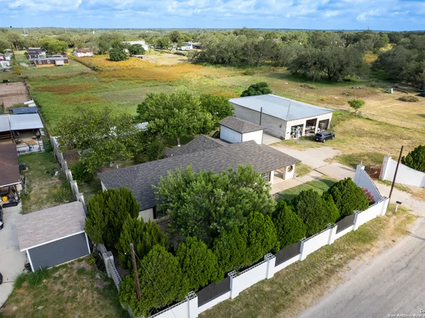 317 ROYAL OAKS RD, Somerset, TX 78069
