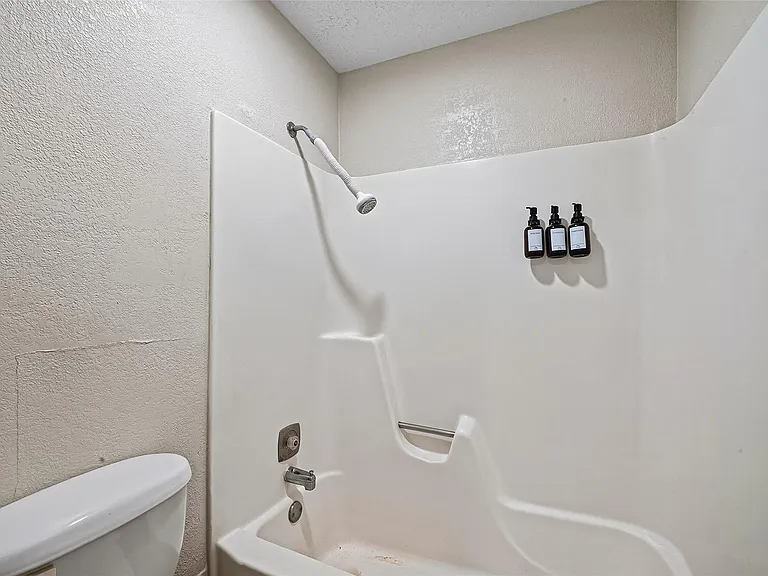 711 Leicester Ln — Photo 29