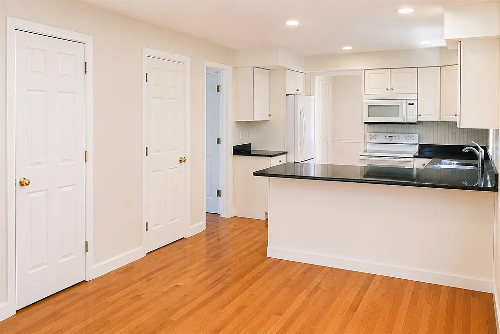 4 bed, 2.5 bath, 1728 sqft, $5,500 — Photo 2