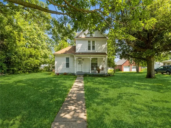 109 4th St NW, Mitchellville, IA 50169