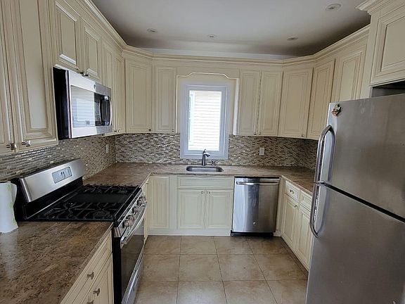 4th image of 414 Laurelton Blvd Floor 2