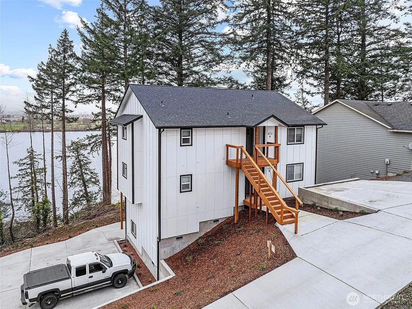 572 Columbia St — Photo 2