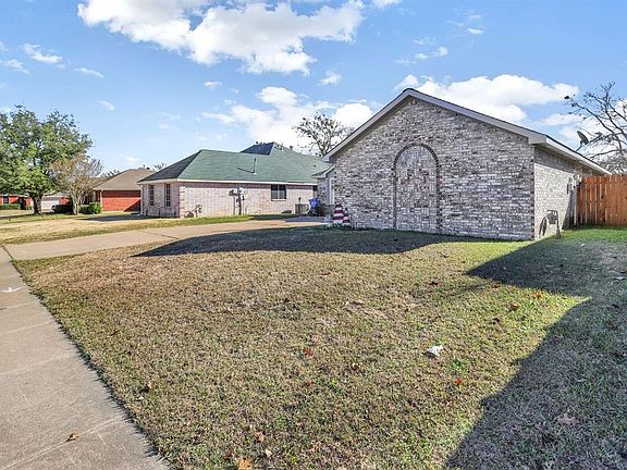 3rd image of 2700 Larkspur Ln
