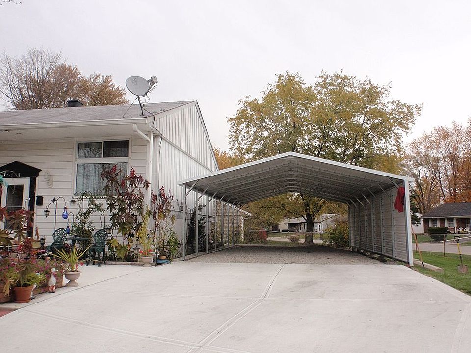 Car Port closed in the back