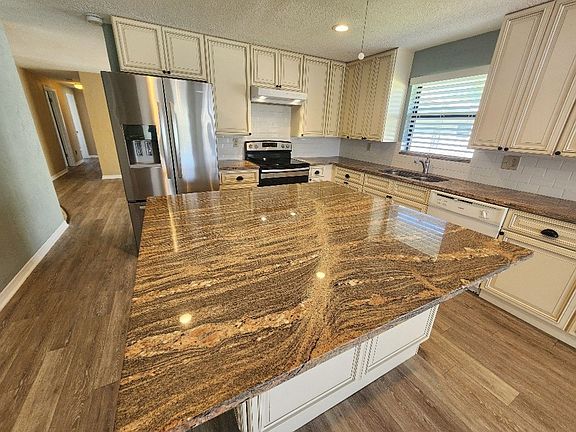 3rd image of 105 Desoto Dr