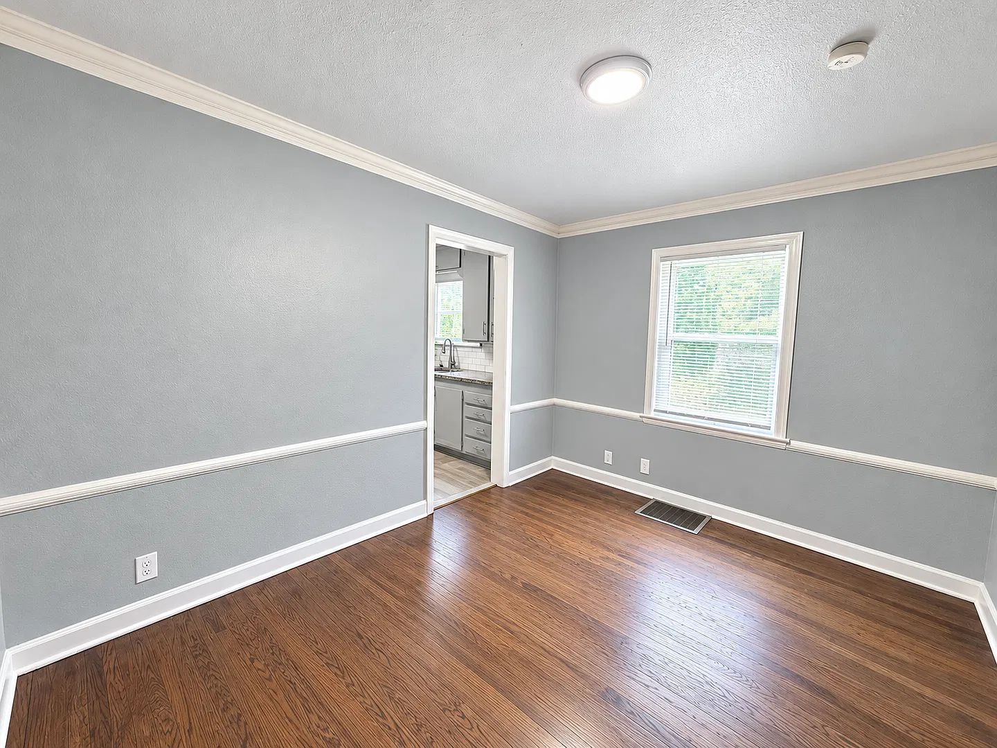 Charming 3-Bedroom Home with Spacious Backyard! — Photo 4