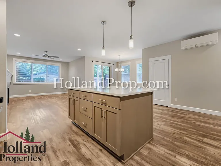 131 NE 30th Ave — Photo 14
