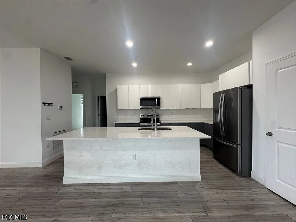 3 bed, 2.0 bath, 1731 sqft, $2,400 — Photo 4