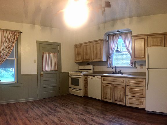 Large eat in kitchen 