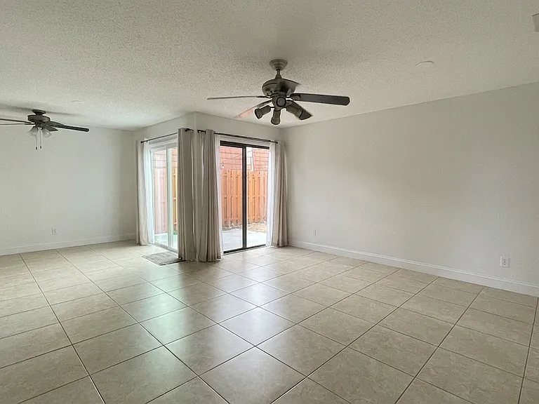 1420 Park Shore Cir #1 — Photo 17