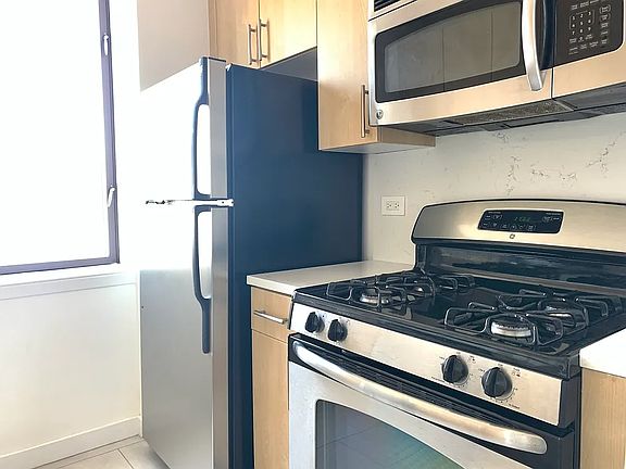 4th image of 520 W 43rd St APT 14C