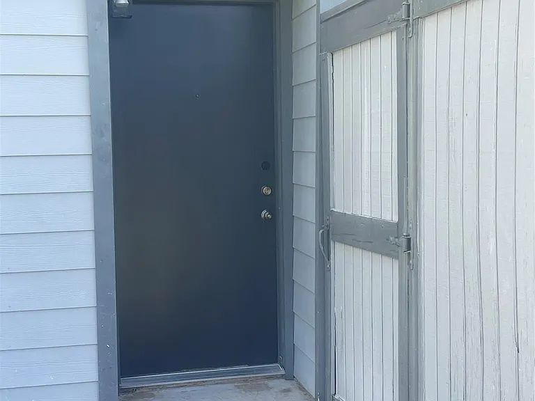 5056 Glenmont Dr — Photo 2