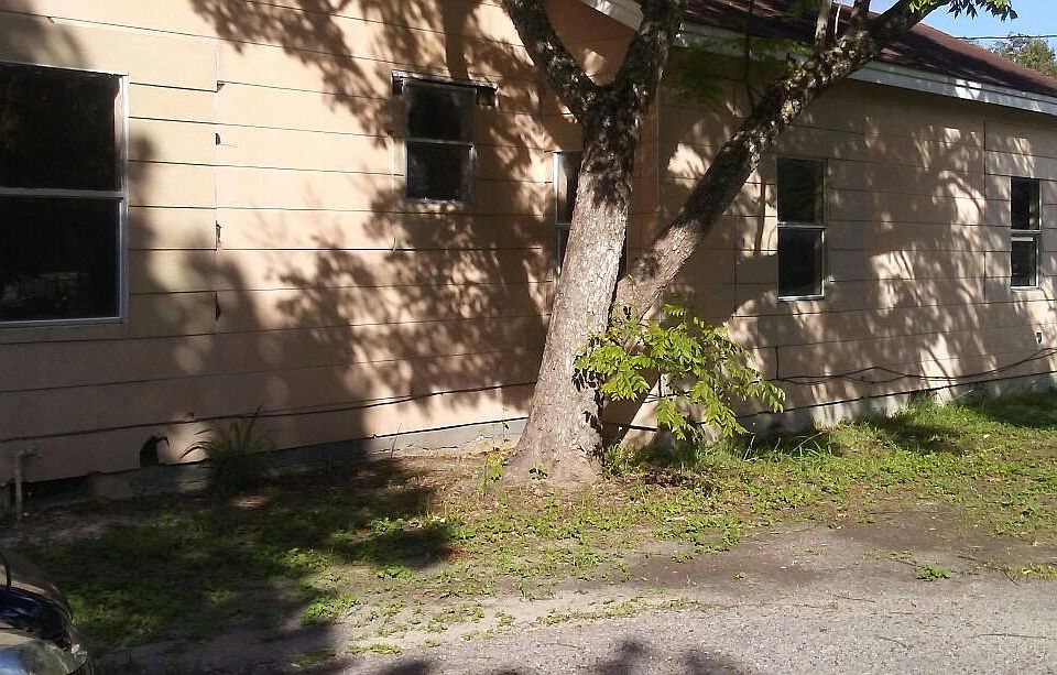 1st image of 209 E Crockett St